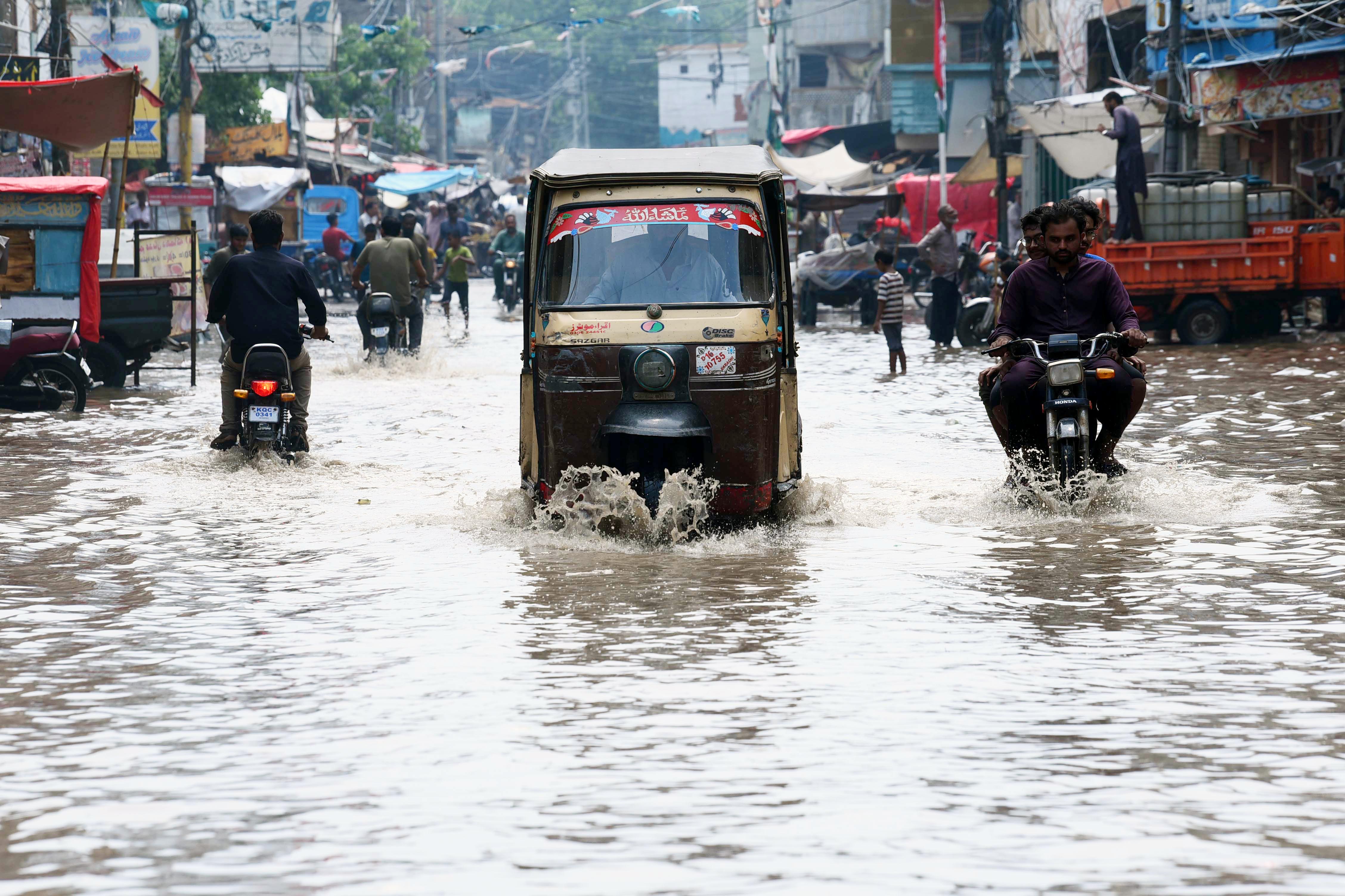 Sejumlah kendaraan melintasi jalan yang terendam banjir setelah hujan lebat di kota pelabuhan Karachi, Pakistan selatan, pada 20 Juli 2024. (Xinhua/Str)