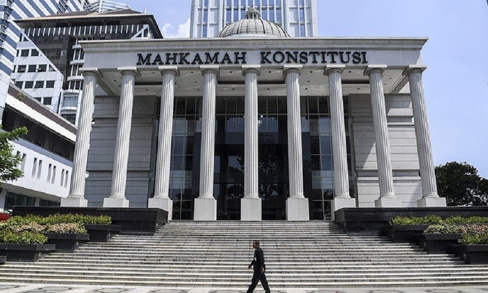 28 Guru Besar Ilmu Hukum Universitas Gadjah Mada (UGM) Edward Omar Sharif Hiariej atau Eddy Hiariej menjadi ahli pasangan calon (paslon) nomor urut 02 Prabowo Subianto-Gibran Rakabuming Raka dalam lanjutan sidang sengketa Pilpres 2024 pada hari ini.