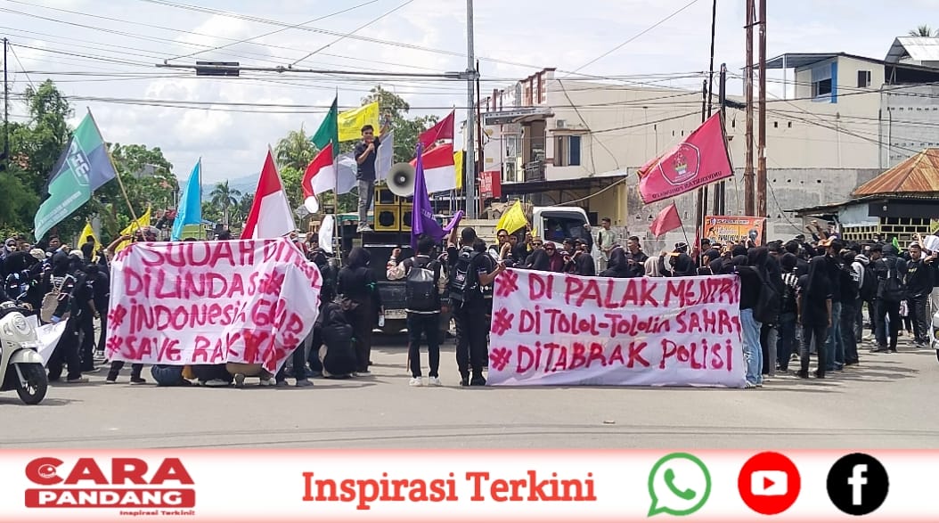 28 Puluhan mahasiswa yang tergabung dalam organisasi Cipayung Plus menggelar aksi solidaritas di perempatan Blok Plan, Marisa, area perkantoran Kabupaten Pohuwato, Senin (1/9/2025).