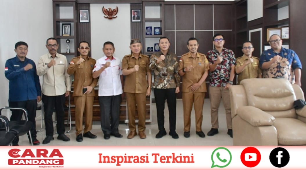 28 Bupati Pohuwato, Saipul A. Mbuinga, menerima kunjungan Kepala PT. Jasa Raharja Cabang Gorontalo, Eko Prasetyo, bersama jajaran di ruang kerjanya, Selasa, (02/09/2025).